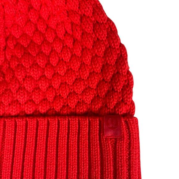 Lululemon Bubble Knit Pom Pom Beanie Grenadine Red One Size NWOT Cozy Warm Soft - Picture 3 of 7
